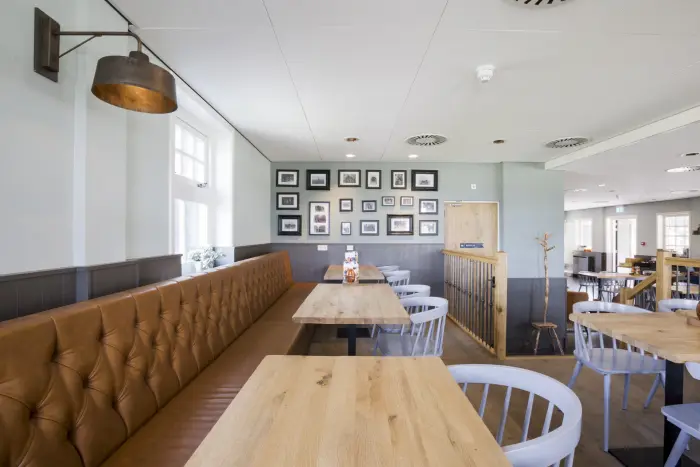 Interieur De Roovertsche Leij, eethoek